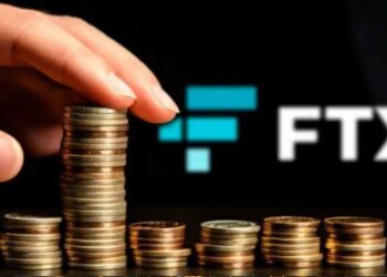 Imagen de una mano tomando dinero y el logo de FTX en el fondo.