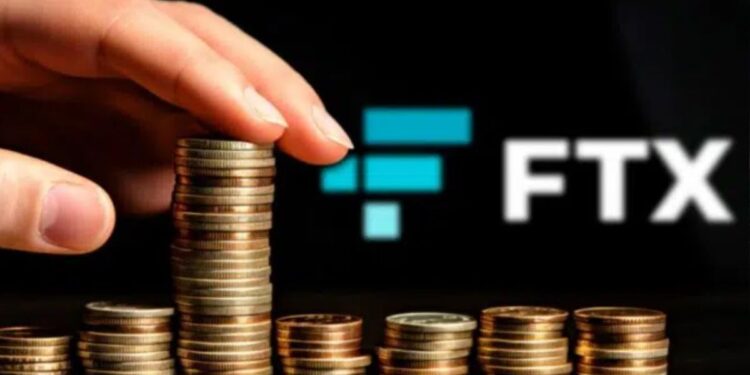 Imagen de una mano tomando dinero y el logo de FTX en el fondo.