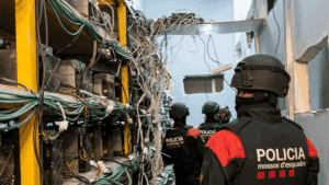 Policía de Cataluña en España observan mineros de Bitcoin.