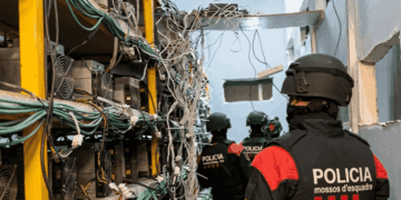 Policía de Cataluña en España observan mineros de Bitcoin.