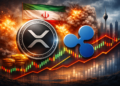 Ilustración digital de una moneda de XRP y el logo de Ripple en primer plano, sobre un fondo con una bandera de Irán, explosiones y un gráfico financiero con velas y líneas de tendencia, que simboliza la volatilidad del mercado cripto en medio de tensiones geopolíticas.