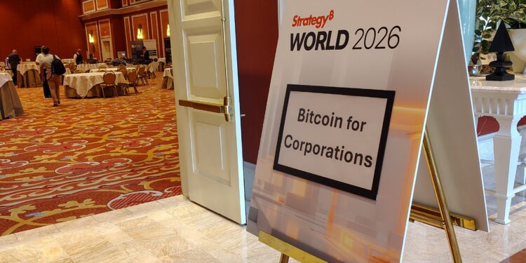 Letrero de Bitcoin for Corporations en el evento.