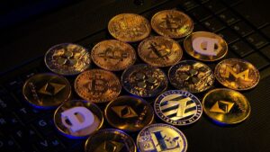 Muchas monedas fรญsicas doradas sobre una mesa.