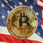 moneda de bitcoin sobre una bandera de Estados Unidos