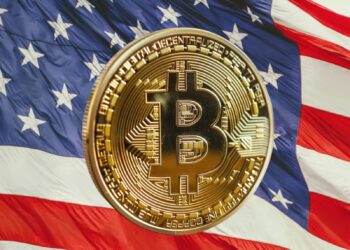 moneda de bitcoin sobre una bandera de Estados Unidos