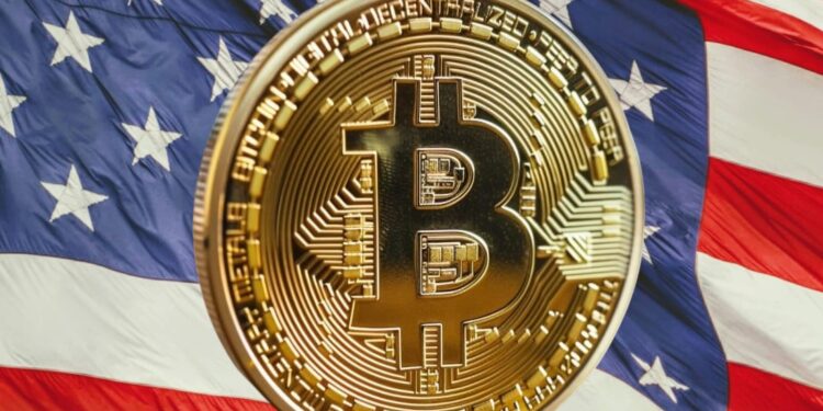 moneda de bitcoin sobre una bandera de Estados Unidos