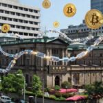 Edificio del Banco Central de Japón con monedas físicas de bitcoin doradas y cadenas de bloques alrededor.