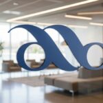 Vidrio de un lobby de oficinas que muestra el logo de la ABA.