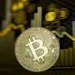 Moneda de bitcoin sobre un grafico financiero