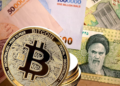 Billetes de Irán de fondo con monedas de bitcoin