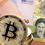 Billetes de Irán de fondo con monedas de bitcoin