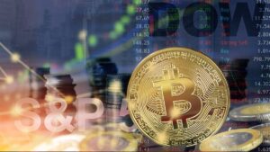 Bitcoin dorado frente a gráfico del S&P 500 con velas y señales de compra/venta.