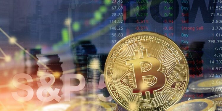 Bitcoin dorado frente a gráfico del S&P 500 con velas y señales de compra/venta.