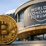 Moneda física de bitcoin delante del edificio del Foro Económico Mundial.