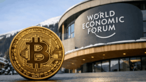 Moneda física de bitcoin delante del edificio del Foro Económico Mundial.