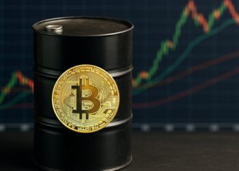 Imagen de un barril de petróleo, con una moneda de bitcoin en frente y un gráfico de precio genérico detrás.