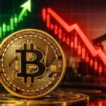 Moneda física de bitcoin en primer plano con gráfico verde alcista y gráfico rojo bajista del petróleo al fondo.