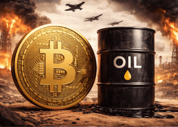 Una moneda física de bitcoin y un barril de petroleo, de fondo, un escenario de guerra.