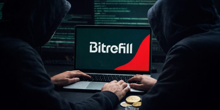 Computadora reflejando el logo de Bitrefill, la PC siendo manejada por hackers encapuchados, y criptomonedas en el escritorio.