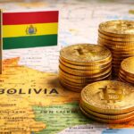 Mapa de Bolivia y su bandera, junto con monedas de bitcoin apiladas.