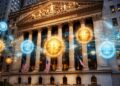 Fachada de la Bolsa de Nueva York con monedas de bitcoin y ether flotando conectadas por redes digitales luminosas.