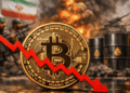 Primer plano: moneda de bitcoin y flecha roja hacia abajo. Segundo plano: imรกgenes genรฉricas de guerra en Irรกn y barriles de petrรณleo.