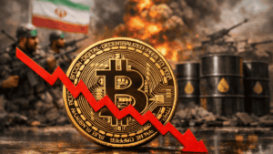 Primer plano: moneda de bitcoin y flecha roja hacia abajo. Segundo plano: imágenes genéricas de guerra en Irán y barriles de petróleo.