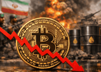 Primer plano: moneda de bitcoin y flecha roja hacia abajo. Segundo plano: imágenes genéricas de guerra en Irán y barriles de petróleo.