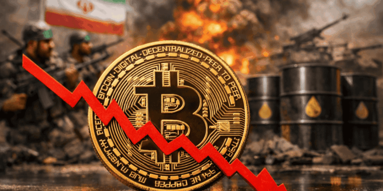 Primer plano: moneda de bitcoin y flecha roja hacia abajo. Segundo plano: imágenes genéricas de guerra en Irán y barriles de petróleo.