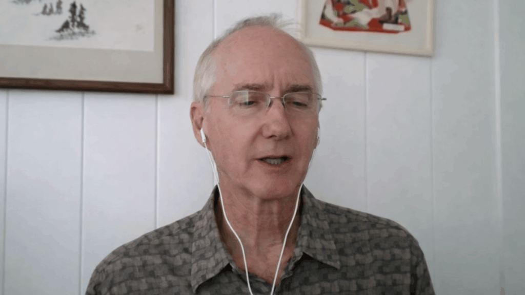 Charles Hugh Smith hablando en una entrevista.