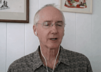 Charles Hugh Smith hablando en una entrevista.