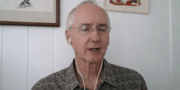 Charles Hugh Smith hablando en una entrevista.