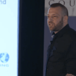 Chris Irons hablando.