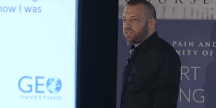 Chris Irons hablando.