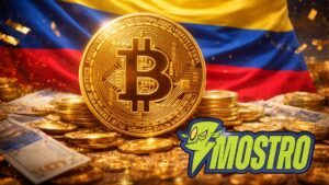 Moneda física de bitcoin, con la bandera de Colombia en el fondo y el logo de Mostro.