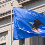 Fotografía de una bandera con el logo del DOJ.