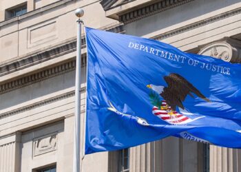 Fotografía de una bandera con el logo del DOJ.