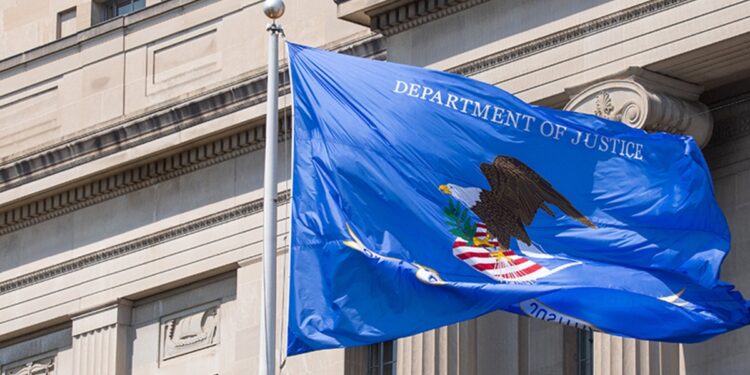 Fotografía de una bandera con el logo del DOJ.
