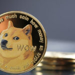 Una moneda dorada de dogecoin.