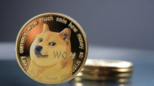 Una moneda dorada de dogecoin.