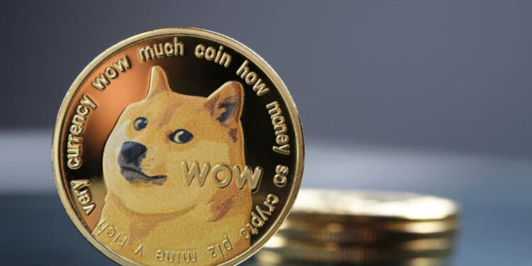 Una moneda dorada de dogecoin.