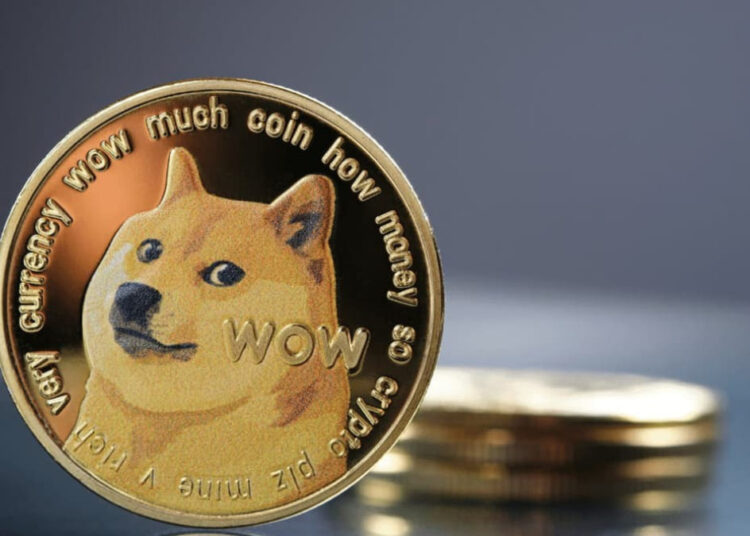 Una moneda dorada de dogecoin.