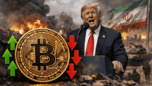 En primer plano: moneda de bitcoin con flechas hacia arriba y hacia abajo. En segundo plano: Donald Trump hablando. En tercer plano: imágenes genéricas de guerra en Irán.