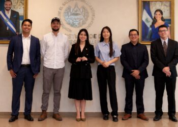 Fotografía de los graduandos de CUBO+ que viajarán a Japón.