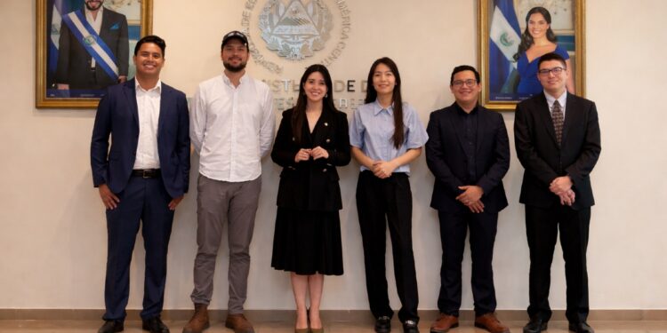 Fotografía de los graduandos de CUBO+ que viajarán a Japón.