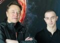 Elon Musk, ceo de tesla, junto a Benji Taylor.