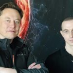 Elon Musk, ceo de tesla, junto a Benji Taylor.