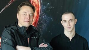 Elon Musk, ceo de tesla, junto a Benji Taylor.