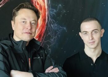 Elon Musk, ceo de tesla, junto a Benji Taylor.