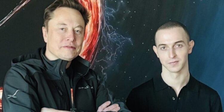 Elon Musk, ceo de tesla, junto a Benji Taylor.